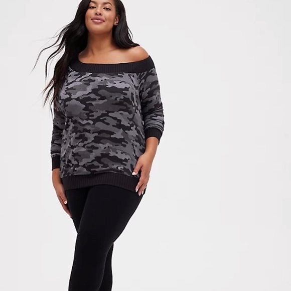 TORRID OFF SHOULDER SWEATSHIRT - SUPER SOFT PLUSH CAMOUFLAGE BLACK NWT - Picture 2 of 4